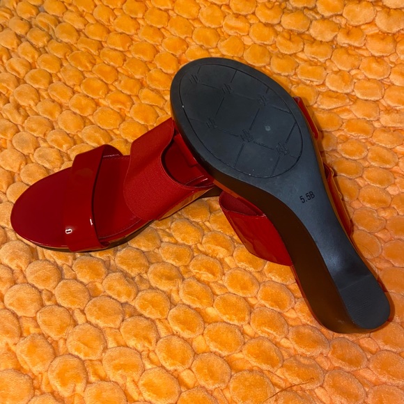 Lauren RALPH LAUREN Women's Rhianna Platform Slide Sandal
Red Patent Leather - Picture 3 of 6